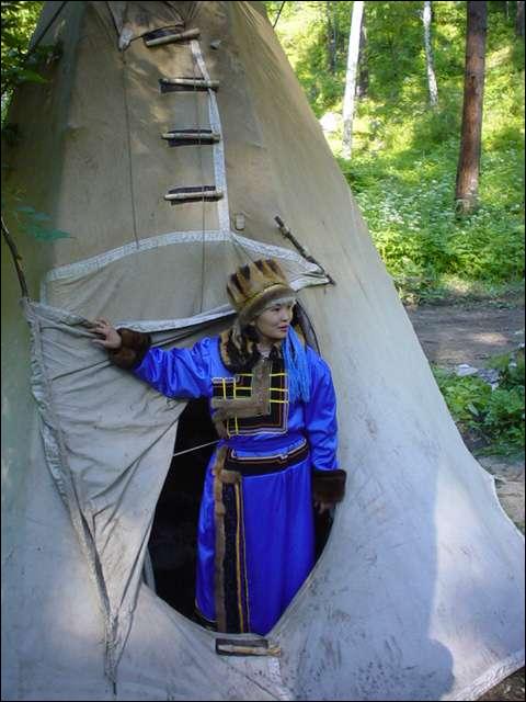 женский костюм южной группы алтайцев (шуба, шапка, чегедек)